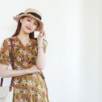 Chic dan Instagramable! 6 Model Floral Dress Ini Cocok Banget untuk Holiday Outfit