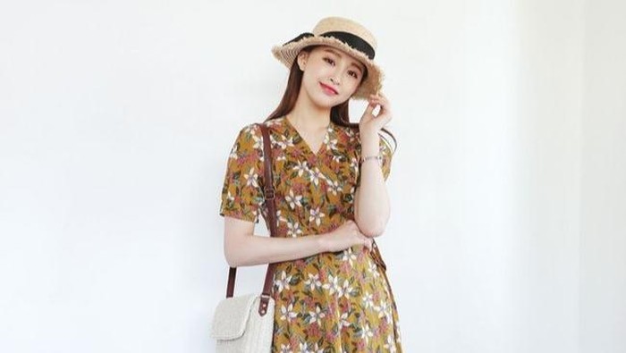 Chic dan Instagramable! 6 Model Floral Dress Ini Cocok Banget untuk Holiday Outfit