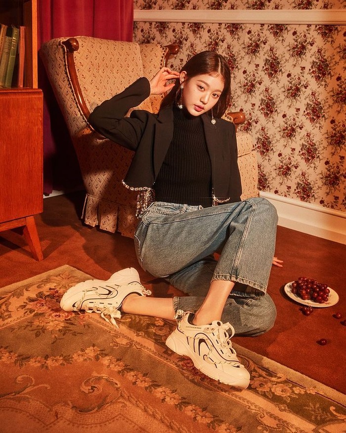 Lewat pemotretan kali ini, salah satu member IVE, Wonyoung menampilkan pesona menggemaskan dan anggun dengan gaya ‘casual’ berbalut blazer crop top, serta dipadu padankan sepatu sporty sneaker warna broken white./ Foto: instagram.com/suecommabonnie