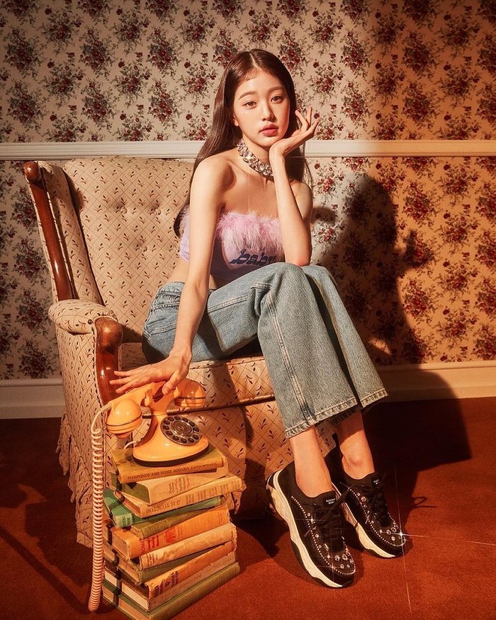 Dalam potret lainnya, Jang Wonyoung kembali menunjukkan gaya outfit casual dengan aksesoris kalung serta perpaduan sepatu shine dew sneakers berwarna hitam, tapi terlihat glamor dengan ornament hiasa layaknya permata./ Foto: instagram.com/suecommabonnie