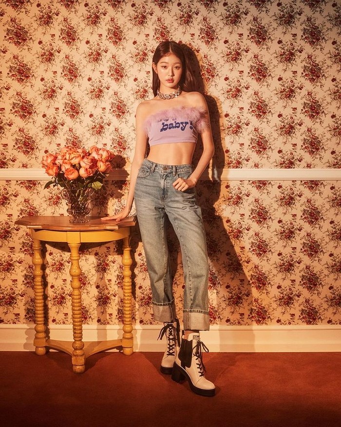 Masih dengan oufit sebelumnya, idol yang tengah aktif sebagai MC 'Music Bank’ ini mengenakan sepatu model boots. Menariknya, sepatu yang bertajuk motor fit walker heel ini digadang-gadang cocok untuk perjalanan motor./ Foto: instagram.com/suecommabonnie