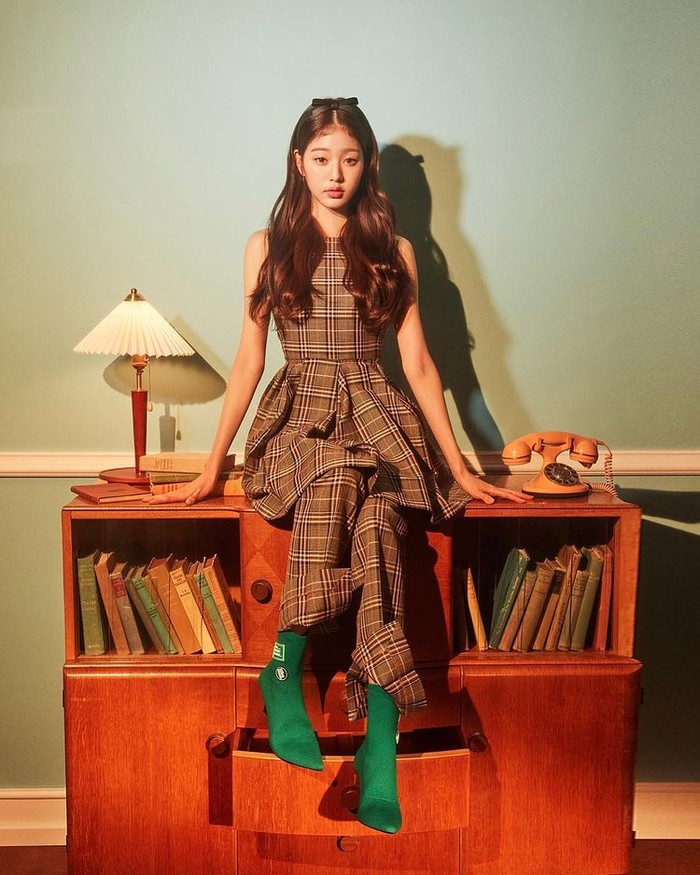 Pada Senin, (19/9) lalu, brand sepatu asal Korea Selatan, Suecomma Bonnie merilis beberapa potret terbarunya bersama Jang Wonyoung. Pemotretan tersebut menandai peluncuran produk terbaru yang bertajuk ‘Young and Rich’/ Foto: instagram.com/suecommabonnie