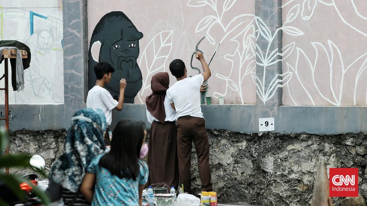 FOTO: Mural Seniman Milenial Hiasi Tembok TM Ragunan