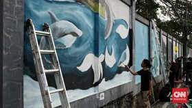 FOTO: Mural Seniman Milenial Hiasi Tembok TM Ragunan