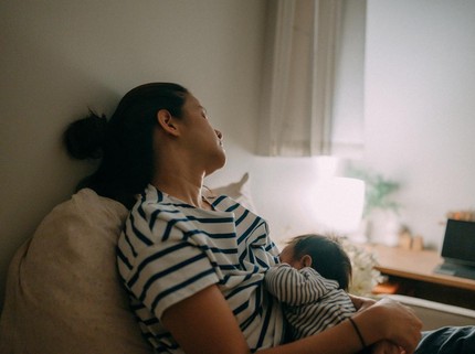 Kenapa Ibu Baru Sering Menangis? Ini Penjelasan Psikolog