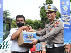 Korlantas Polri Bagikan Paket Sembako ke Sopir Bus di Kampung Rambutan