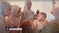 <p>Saat tahu istri Rizky Billar tersebut hadir di acara yang sama, ibunda Laudya Cynthia Bella meminta agar ia bisa foto bersama dengan sang idola. "Nanti fotoin mama, ya (bareng Lesti)," kata Laudya Cynthia Bella, mengingat ucapan sang ibunda. (Foto: YouTube The Sungkars)<br /><br /><br /></p>