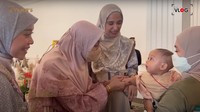 <p>Momen pertemuan keduanya pun terjadi di luar dugaan. Disebut Laudya Cynthia Bella, sang ibunda sampai mengeluarkan air mata. "Tadi pas ketemu sampai <em>cicirambayan</em> (menangis)," ujarnya. (Foto: YouTube The Sungkars)<br /><br /><br /></p>