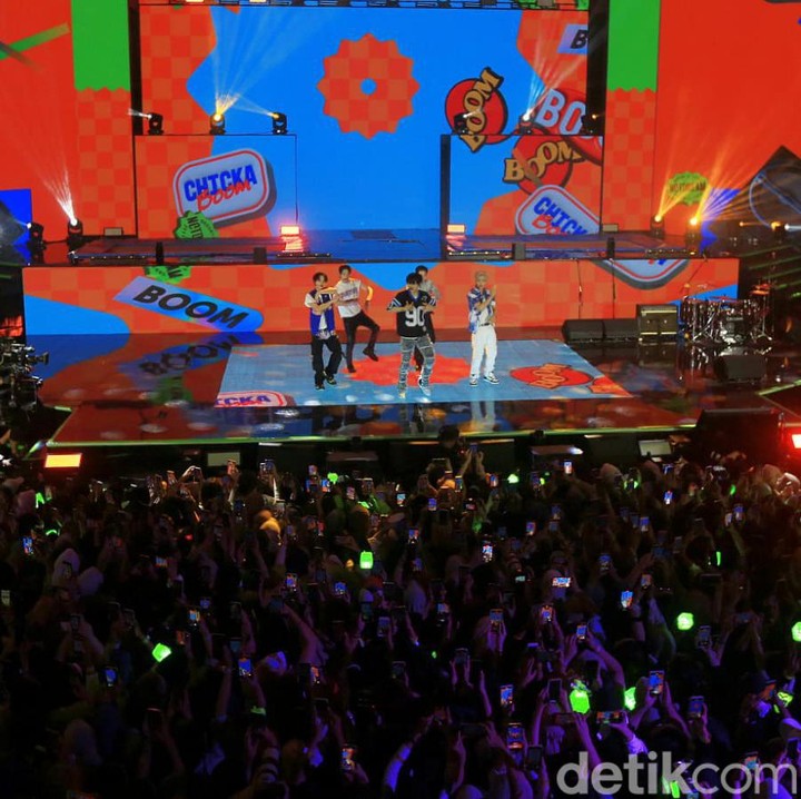 <p>Suasana di Amphitheater Trans Studio Cibubur pun seketika meriah saat NCT Dream mengguncang panggung, Bunda. Penampilan Jaemin dan ke empat member lainnya langsung menyedot perhatian para pengunjung. (Foto: Agung Pambudhy/detikcom)</p>