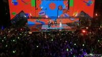 <p>Suasana di Amphitheater Trans Studio Cibubur pun seketika meriah saat NCT Dream mengguncang panggung, Bunda. Penampilan Jaemin dan ke empat member lainnya langsung menyedot perhatian para pengunjung. (Foto: Agung Pambudhy/detikcom)</p>