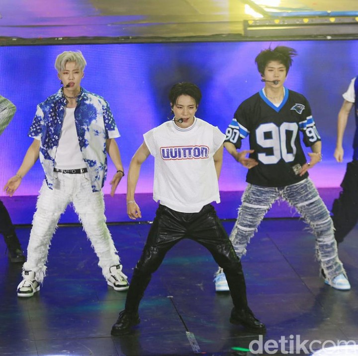 <p>Ada banyak bintang tamu yang hadir, mulai dari boy group NCT Dream, hingga sederet artis papan atas Indonesia, yakni Raisa, Ari Lasso, Ayu Ting Ting, Nassar, Fabio Asher, UN1TY, dan Anneth. (Foto: Agung Pambudhy/detikcom)</p>
