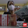 Teller melayani jual beli mata uang Dolar AS di sebuah tempat penukaran uang, Jakarta, Rabu, 28 Oktober 2022. (CNN Indonesia/Adhi Wicaksono)