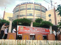Yuki Simpang Raya Medan Dipasangi Spanduk Belum Bayar Pajak