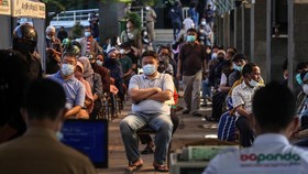 Sejumlah warga mengantre untuk membayar pajak kendaraan di Samsat Depok 1, Depok, Jawa Barat.