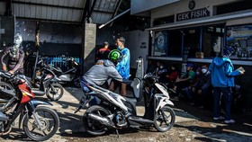 FOTO: Warga Serbu Bayar Pajak Saat Pemutihan di Jawa Barat