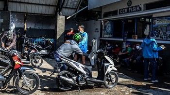 FOTO: Warga Serbu Bayar Pajak Saat Pemutihan di Jawa Barat 