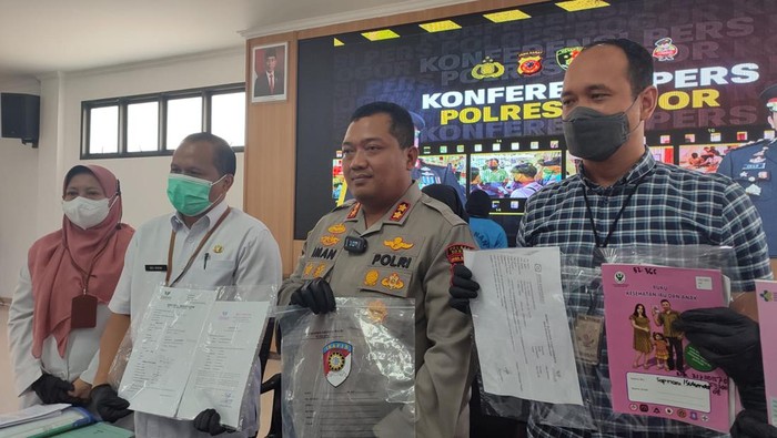 Polisi merilis kasus perdagangan anak dengan tersangka Suhendra 'Ayah Sejuta Anak'