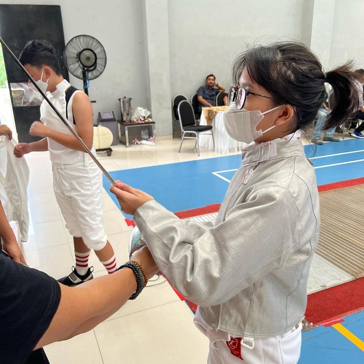 <p>Dilihat dari laman Instagram-nya, <em>@abbeyabiela</em>, Abbey terlihat sangat menikmati momennya selama berlatih anggar, Bunda. Ia kerap mengunggah foto dan video ketika berlatih. (Foto: Instagram: @artikasaridevi)</p>