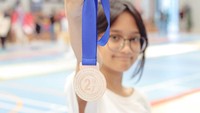 <p>Beberapa waktu lalu, Abbey sempat membawa pulang medali perak dalam kejuaraan Sabre Putri U-14 Kejuprov Anggar DKI Jakarta. Hal ini pun membuat kedua orang tuanya sangat bangga. (Foto: Instagram: @artikasaridevi)</p>