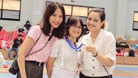 <p>Artika mengatakan, mulanya Abbey hanya mencari kegiatan ekstrakurikuler olahraga dan mengisi waktu di luar jam sekolah. Namun, setelah menyaksikan video Fencing Olympics, Abbey langsung jatuh cinta dengan anggar. (Foto: Instagram: @artikasaridevi)</p>