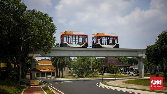 Taman Mini Indonesia Indah (TMII) dibuka kembali secara terbatas mulai 20 November 2022 usai direvitalisasi selama 10 bulan. Kini wajah baru TMII lebih memukau.