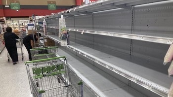 FOTO: Rak Kosong Supermarket di Florida Jelang Dihantam Badai Ian