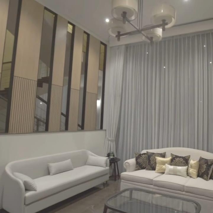 <p>Artis cantik kelahiran 2 April 1992 ini memiliki desain rumah yang serba putih, lho, Bunda. Seperti potret ruang tamunya ini yang dilengkapi dengan berbagai furnitur serba putih, mulai dari sofa hingga gordennya. (Foto: YouTube Celine Evangelista)</p>
