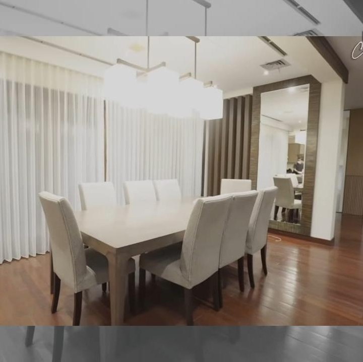 <p>Selain itu, juga menampilkan ruang makan keluarga yang tampak sederhana, tetapi masih terlihat elegan. (Foto: YouTube Celine Evangelista)</p>