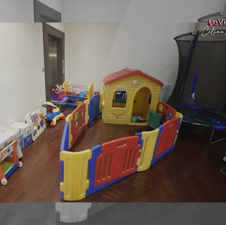 <p>Memiliki tiga orang anak yang masih kecil, tentunya Celine juga menyediakan ruang khusus tempat bermain anak-anaknya, ya, Bunda. (Foto: YouTube Celine Evangelista)</p>