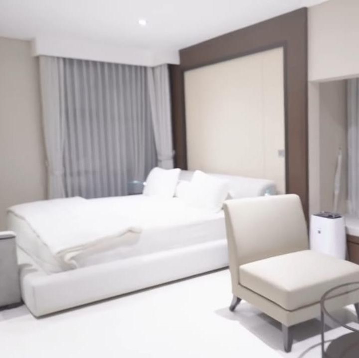 <p>Selain ruang tamu dan ruang makan keluarga yang memiliki desain serba putih, kamar Celine pun menggunakan desain serba putih sampai seprei dan sarung bantalnya juga berwarna putih. (Foto: YouTube Celine Evangelista)</p>