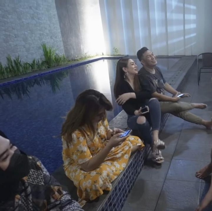 <p>Rumahnya yang megah ini juga dilengkapi dengan kolam renang dan teras sederhana untuk tempat berkumpulnya bersama teman-teman seperti potret berikut ini. (Foto: YouTube Celine Evangelista)</p>