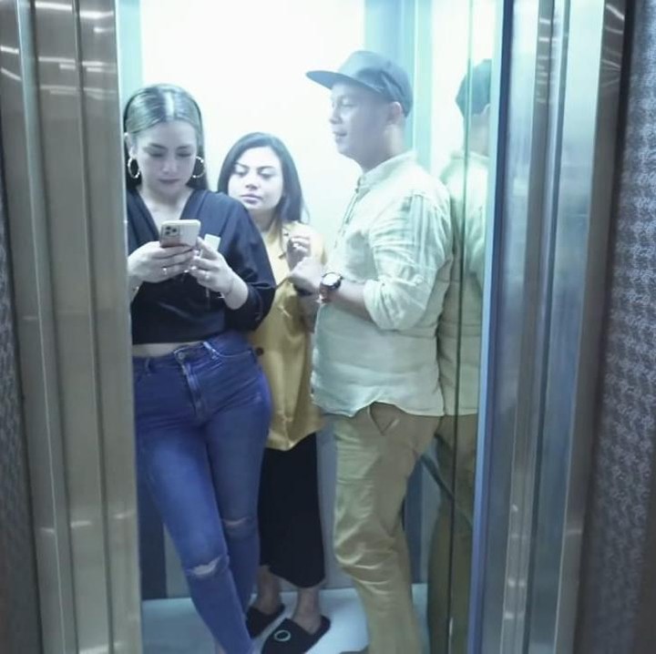 <p>Memiliki rumah tiga lantai memang sangat melelahkan bila naik menggunakan tangga, oleh karena itu, Celine menyediakan fasilitas lift di rumahnya. (Foto: YouTube Celine Evangelista)</p>