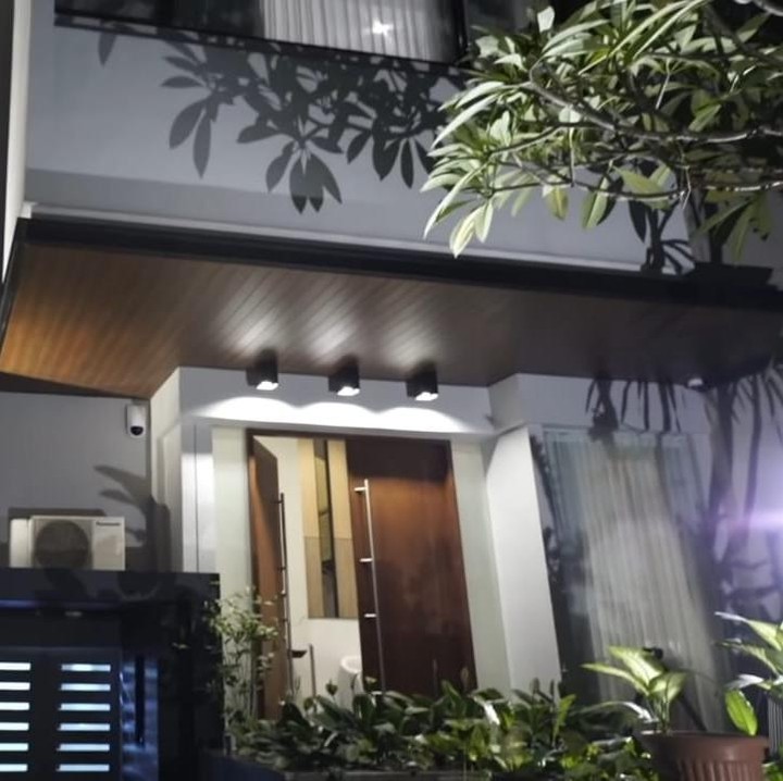 <p>Celine Evangelista memiliki rumah yang megah dengan konsep minimalis modern, rumahnya ini diketahui memiliki fasilitas yang lumayan lengkap, mulai dari lift hingga kolam renang. (Foto: YouTube Celine Evangelista)</p>