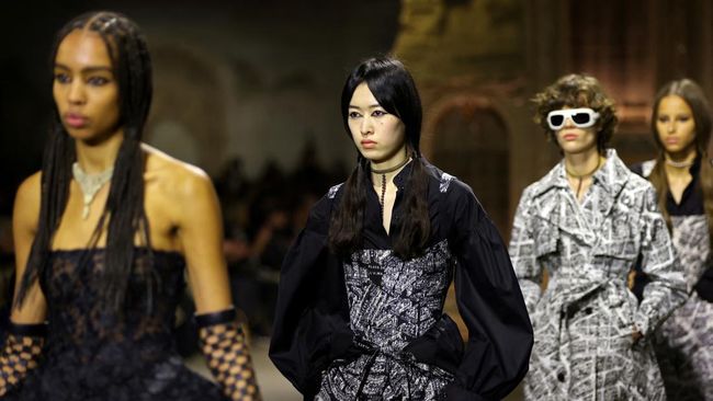 Maria Grazia Chiuri terinspirasi dari Ratu Hitam Prancis untuk menciptakan koleksi Dior musim semi/panas 2023.