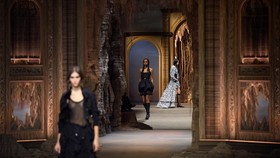 FOTO: Dominasi Hitam di Koleksi Spring/Summer 2023 Dior