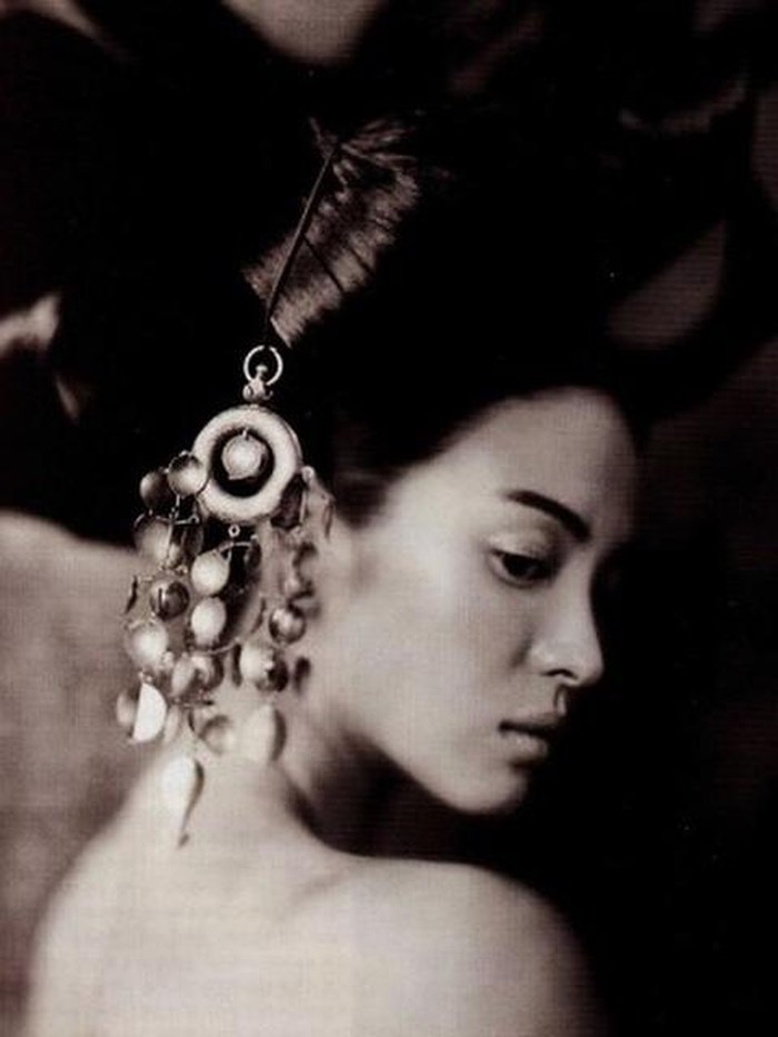 Pada tahun 2015, Song Hye Kyo tampil menawan dalam potret hitam putih saat dirinya melakukan pemotretan bersama Vogue Korea. Bahkan, potret tersebut masih menjadi profile picture laman Instagram pribadinya hingga kini, lho!/ Foto: instagram.com/kyo1122