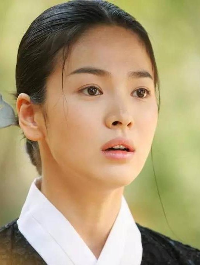 Untuk kamu yang belum tahu, Song Hye Kyo sempat membintangi salah satu film sageuk dengan era Joseon sebagai latar belakangnya, yaitu Hwang Jin Yi (2007). Tampil dengan riasan super natural, kecantikan Song Hye Kyo makin terpancar secara natural, bukan?/ Foto: koreaboo.com