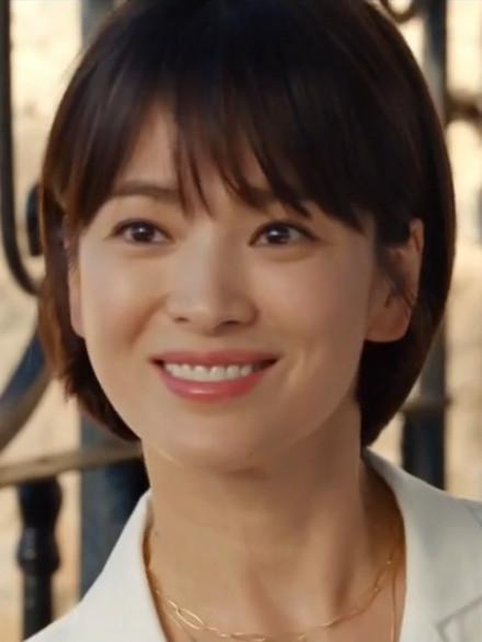 Song Hye Kyo sukses tampil manis dan menggemaskan dengan rambut pendeknya saat membintangi drama Worlds Within (2008), di mana ia beradu akting dengan Hyun Bin./ Foto: imdb.com