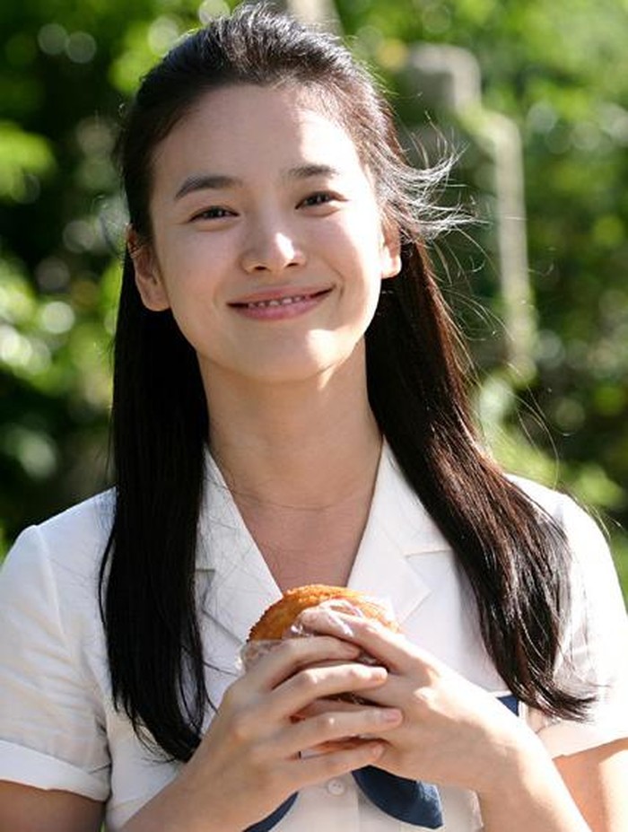 Dengan gaya ala perempuan usia 20-an, Song Hye Kyo tampil cantik alami di usianya yang ke-24 tahun saat membintangi film My Girl and I (2005)./ Foto: koreaboo.com