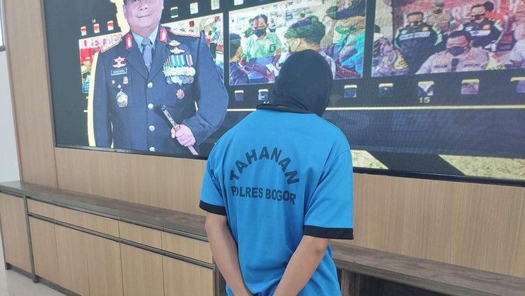 Suhendra, Ayah Sejuta Anak ditangkap polisi atas dugaan adopsi anak ilegal dan TPPO. Suhendra, Ayah Sejuta Anak ditangkap polisi atas dugaan adopsi anak ilegal dan TPPO.
