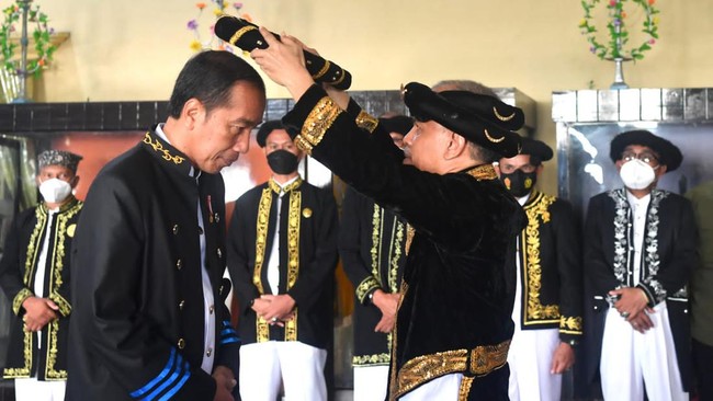 Presiden Jokowi dinobatkan sebagai Pangeran Kesultanan Ternate dengan gelar Kaitjil. Kaitjil itu pangeran atau garis kesatu dari Sultan Ternate