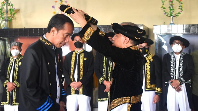 Jokowi Resmi Jadi Pangeran Kesultanan Ternate Presiden Jokowi dinobatkan sebagai Pangeran Kesultanan Ternate dengan gelar Kaitjil. Kaitjil itu pangeran atau garis kesatu dari Sultan Ternate