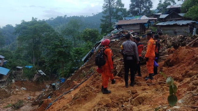 Empat dari delapan warga Gang Barjo, Bogor, telah dievakuasi ke RSUD dalam kondisi selamat. Sementara sisanya masih tertimbun.