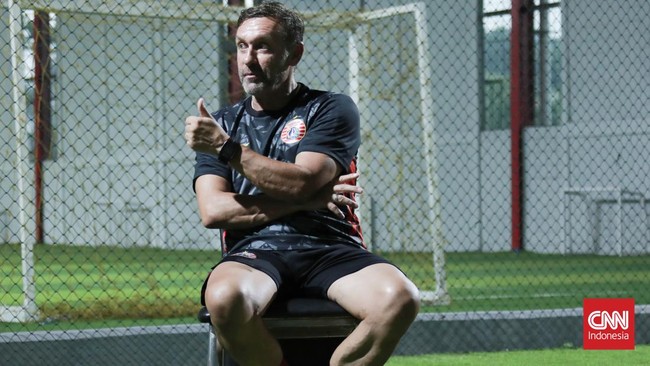Pelatih Persija Jakarta Thomas Doll menceritakan beberapa momen di Indonesia termasuk saat naik kendaraan taktis.