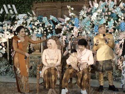 7 Momen Anang & KD Nyanyi di Acara Tedak Siten Ameena, Intip Potretnya