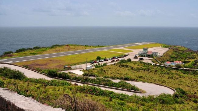 Sejarah bandara terkecil di dunia ini dimulai pada 1950-an, ketika sukarelawan lokal membangun landasan pacu sederhana untuk mengatasi isolasi pulau.