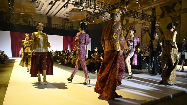 Desainer Denny Wirawan merefleksikan perjalanan 25 tahun berkaryanya dengan memamerkan koleksi Spring/Summer 2023 dalam pertunjukan bertajuk "Langkah".