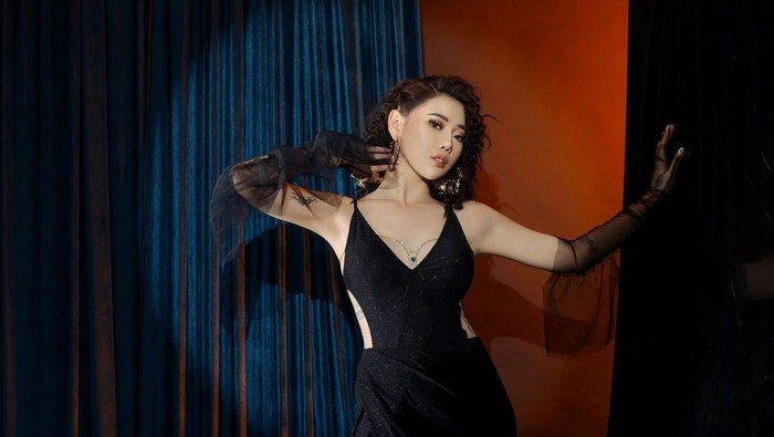 Gaya Edgy dan Stylish Serba Hitam Ala Wendy Walters Istri Reza Arap