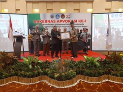 Dinilai Peduli Pendidikan Vokasi, Gubri Terima Penghargaan APVOKASI