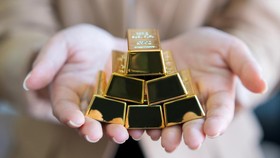 Harga Emas 2022: Berkilau di Awal, Perlahan Meredup